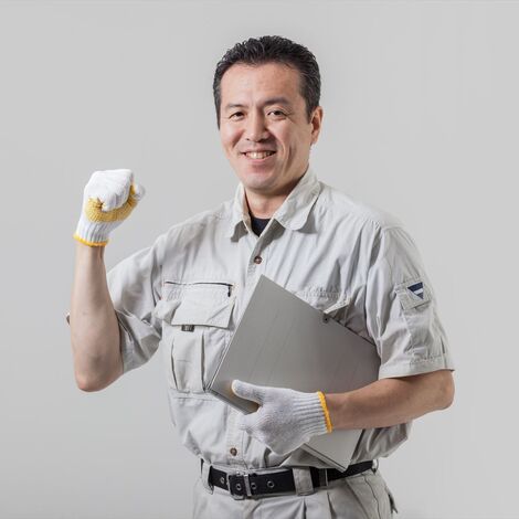 ポーズを決める作業服の男性